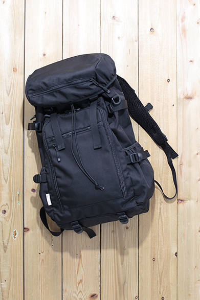 タウンユース仕様のバックパック。背面にアルミ板のバックパネルを搭載しているので、フィット感が高くまた疲れにくい。PC用の仕切りや各種小物ポケットはもちろん、正面にあるU字のファスナーからメイン収納部へアクセスできるなど機能性も十分。「Ruck Pack」［W40.5×H61×D12.5cm］3万2000円（ディスピッチ）<br />※税抜き価格