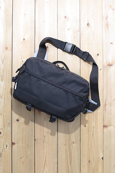 ショルダーバッグ感覚で使える大きめのボディバッグ。内装には弾力性に優れたオーガナイザーを装備しているので、PCやタブレットも安心して収納できる。また背面ポケットなど小物収納箇所も多数装備する。散歩からちょっとした遠出まで、幅広く使える。「Sling Pack」［W48.3×H30.5×D10cm］1万9000円（ディスピッチ）<br />※税抜き価格