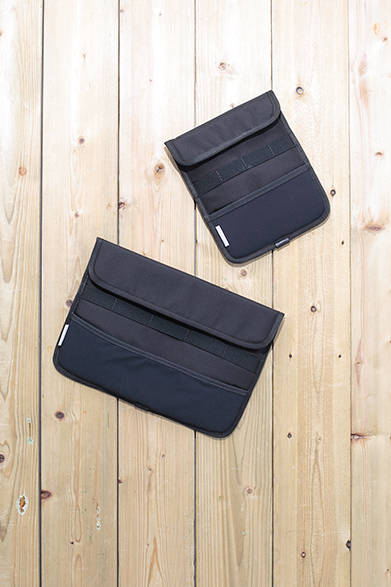 本体部分にはメッシュのバリスティックナイロン、バンド部分にはナイロンパッククロスを使用した耐久性の高いケース。ケース正面にはコードをまとめて収納できるポケットや、伸縮性のあるポケットを装備するなど使い勝手のいい構造になっている。iPadケースは、レギュラーサイズとミニサイズ、MacBooKケースは11、13、15インチ用をそれぞれ用意。上から、「iPad Case 6000」［レギュラーサイズ用］6000円、「MacBook Case」［13inch］8500円（ともにディスピッチ）<br />※ともに税抜き価格