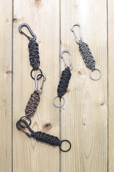 パラシュートコードを手作業で編みこんだキーチェーン。金属パーツ部分にも、サビや腐食に強い316ステンレスを採用している。色や柄のバリエーションも揃っているので、シンプルなバッグのアクセントとしても活用したい。「Key Chain」各3500円（ディスピッチ）<br />※税抜き価格