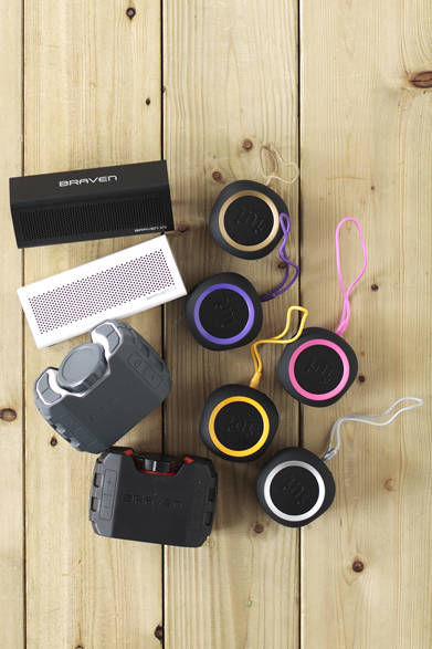 USBケーブルを使えばスマートフォンの充電もできる高音質スピーカー「Braven 570」。防水規格「IPX7」準拠の防水性能をもった高音質スピーカー「Braven BRV-1」。132gと軽量ながらパワフルなサウンドを響かせる、コンパクトスピーカー「ビーヨ」。左上から反時計回りに、ポータブルスピーカー「Braven 570」各11500円、「Braven BRV-1」各1万7000円（ともにブラヴェン）、「BeYo」ブラック×ゴールド1万2000円、そのほかのカラー各1万1000円（iui）<br />※すべて税抜価格