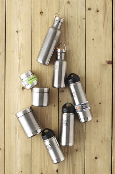 食品規格に対応する「18-8ステンレス」とシリコンキャップを使用し、衛生面にも配慮したツール。キャップのトップに竹を採用したボトルや、真空2重構造のボトル、食材の保管に便利なフードコンテナーやキャニスターなど豊富なラインナップを揃えた。上から時計回りに、「Reflect 27oz」3800円、「Reflect 18oz」3500円、「Wide 40oz」4100円、「Wide 27oz」3000円、「Wide 18oz」2700円、「Insulated 16oz」4000円、「Insulated 8oz」2800円、「Single-Wall 16oz」2300円（すべてクリーンカンティーン）<br />※すべて税抜価格