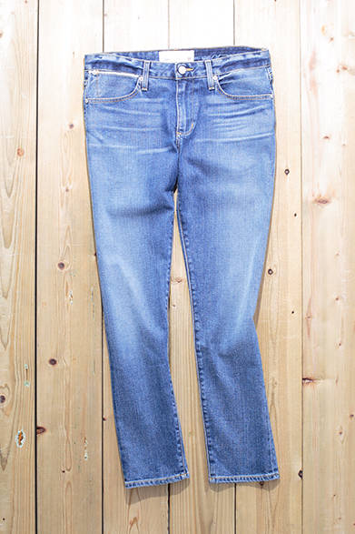 WOMENS｜セルビッチの付いたポケットがアクセントになったクロップ丈のスキニーデニム。 ヒゲやアタリといった、本格的なユーズド加工にもこだわりの感じられる一本。「718 スキニー スラウチ クロップ デニム」2万3000円（ペーパーデニム＆クロス）<br />※税抜価格