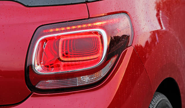 立体的なリアコンビネーションランプ