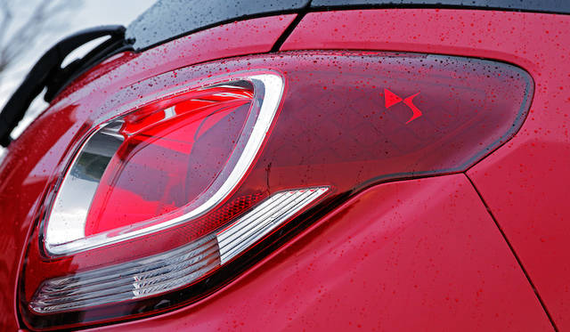 リアコンビネーションランプのサイドには、斜め格子の模様に沿ってDSロゴがあしらわれる