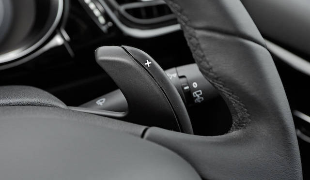 シフトチェンジ用のパドルがそなわる。オートモードでも、パドル操作をおこなうと一時的に手動変速モードとなる