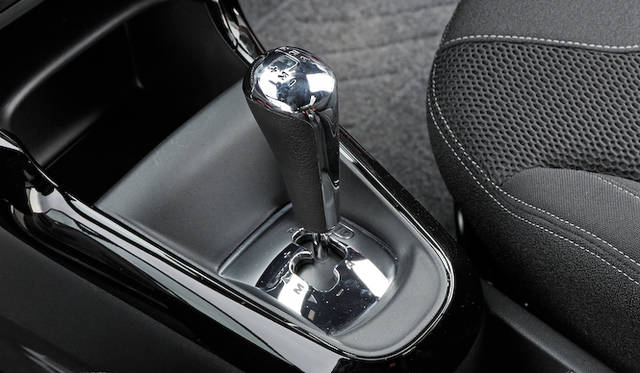 フロアのシフトでもマニュアルモードの操作が可能 