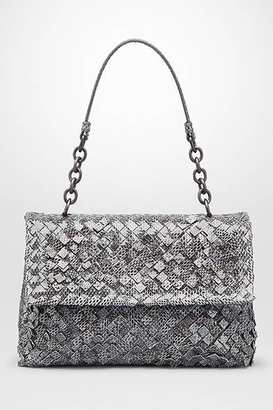 <strong>Bottega Veneta｜新作のオリンピアバッグ登場</strong>　イントレッチオ・トブ・アイヤーズ・オリンピア ニューライトグレー　57万7000円