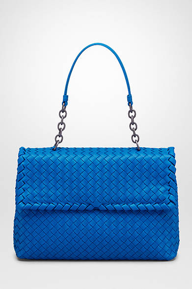 <strong>Bottega Veneta｜新作のオリンピアバッグ登場</strong>　イントレチャートナッパ・オリンピア　シグナルブルー　28万5000円