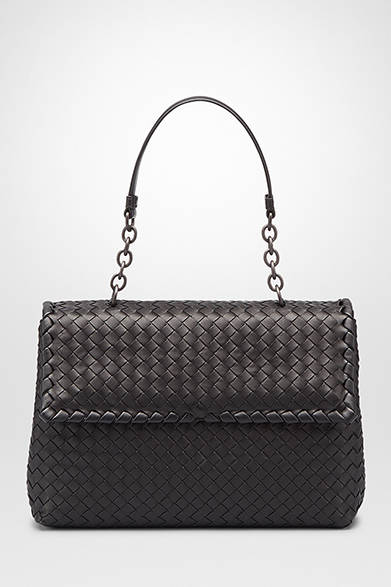 <strong>Bottega Veneta｜新作のオリンピアバッグ登場</strong>　イントレチャートナッパ・オリンピア　ネロ　28万5000円