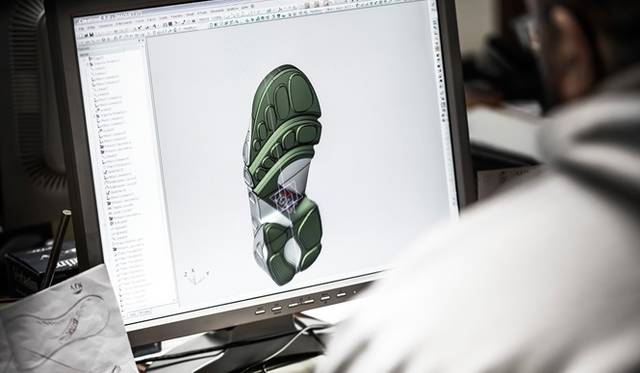 <strong>Dior｜クチュールの贅沢さを詰め込んだDIOR FUSION SNEAKERS」限定発売</strong>　