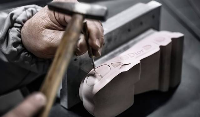 <strong>Dior｜クチュールの贅沢さを詰め込んだDIOR FUSION SNEAKERS」限定発売</strong>　