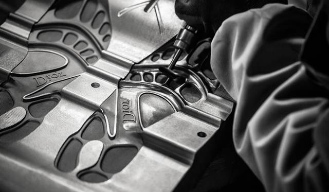 <strong>Dior｜クチュールの贅沢さを詰め込んだDIOR FUSION SNEAKERS」限定発売</strong>　