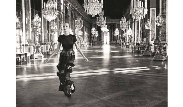 <strong>Dior｜偉大な写真家との歴史を振り返る写真集『Dior:The Legendary Images』発売</strong>　Inez Van Lamsweerde and Vinoodh Matadin, 2012. Dress from the Fall 2012 Prêt-à-Porter collection in the Hall of Mirrors at the Château de Versaille. © Inez Van Lamsweerde and Vinoodh Matadin.