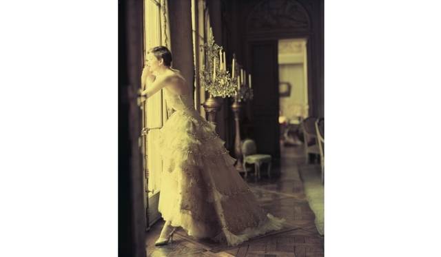 <strong>Dior｜偉大な写真家との歴史を振り返る写真集『Dior:The Legendary Images』発売</strong>　Norman Parkinson, 1950. Mozart dress, Spring-Summer 1950 Haute Couture collection, Vertical line. © Copyright Norman Parkinson Ltd/Courtesy Norman Parkinson Archieve.