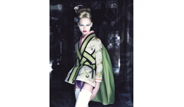 <strong>Dior｜偉大な写真家との歴史を振り返る写真集『Dior The Legendary Images』発売</strong>　Patrick Demarchelier, 2007. Jacket from the Ko-Ko-san silhouette, Spring-Summer 2007 Haute Couture collection.© Patrick Demarchelier 