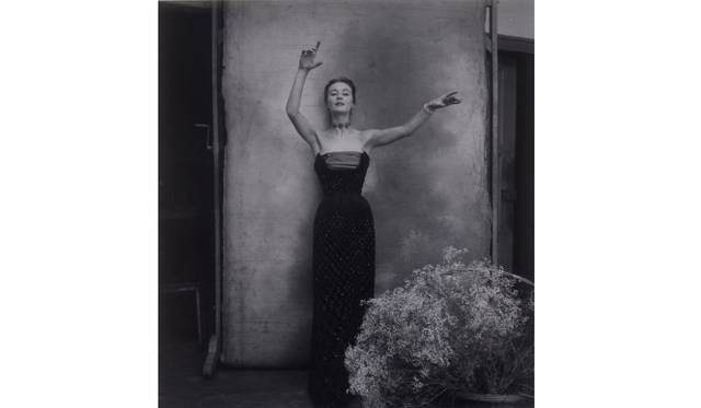 <strong>Dior｜偉大な写真家との歴史を振り返る写真集『Dior:The Legendary Images』発売</strong>　Cecil Beaton, 1951. Turquie dress, Autumn-Winter 1951 Huate Courture collection, Longue line. © Cecil Beaton, Vogue Paris octobre 1951.
