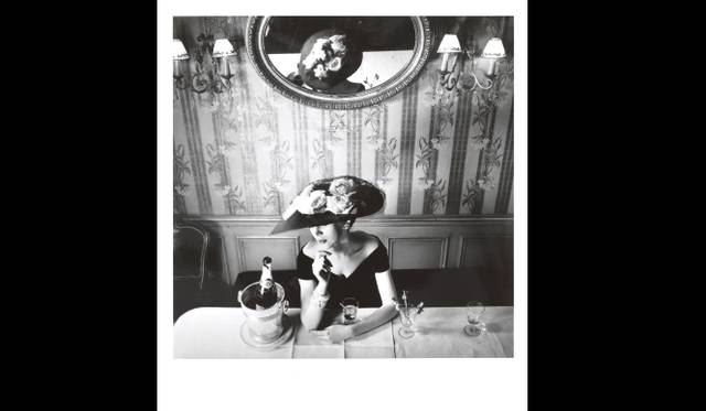 <strong>Dior｜偉大な写真家との歴史を振り返る写真集『Dior:The Legendary Images』発売</strong>　Henry Clarke, 1956. Hat from the Raout silhouette, Spring-Summer 1956 Haute Couture collection, Flèche line. © Henry Clarke/Galleria/Roger-Viollet, © Henry Clarke, Musée Galleria/Adagp, Paris 2014.