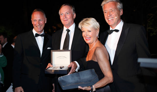 「ベスト・オブ・ショー」に輝いたマセラティ450 Sのオーナー、シュピース氏への贈呈