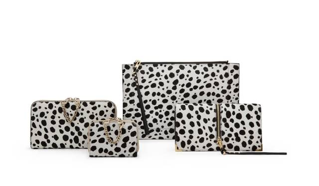 <strong>Chloé｜アイコンバッグがダルメシアンプリントで登場</strong>　（左から時計回り）BAYLEE zip wallet[W19×H11×D2cm]  9万9000円、GHOST medium flat pouch[W27.5×H18×D0.9cm]　9万9000円、GHOST flap wallet[W19×H10×D2cm]　9万9000円、BAYLEE mini wallet[W10×H7.5×D2cm]  6万6000円（すべて税抜価格）