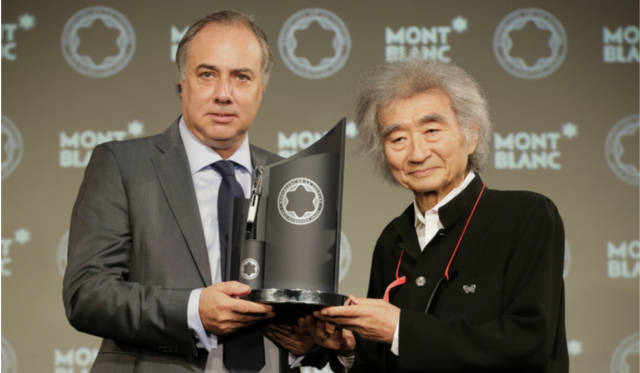 モンブラン ジャパン CEO＆プレジデント ホルヘ・プエンテス氏（左）から、受賞者小澤征爾氏にトロフィーが授与された。