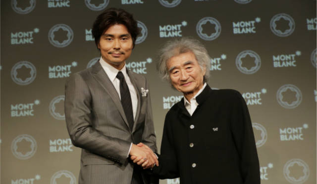 息子で俳優の小澤征悦氏（左）と小澤征爾氏