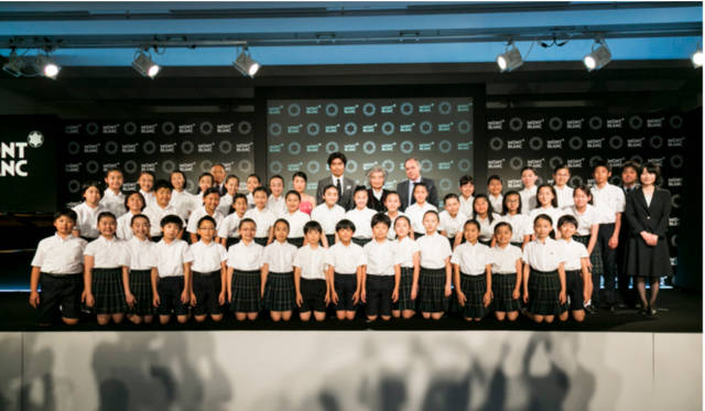 祝唱とピアノ演奏を披露した、成城学園初等部合唱部の生徒と波田紗也歌氏らと