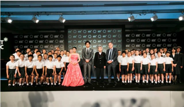 祝唱とピアノ演奏を披露した、成城学園初等部合唱部の生徒と波田紗也歌氏らと