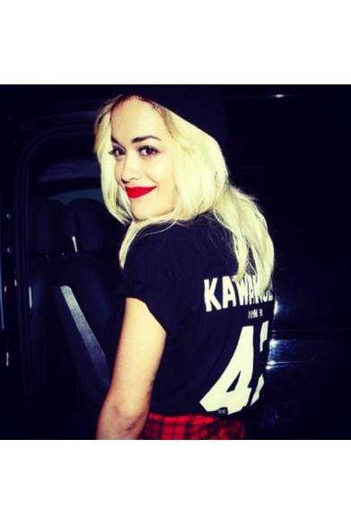 <strong>ULA AILA × LPD NEW YORK｜10周年記念のコラボTシャツ発売</strong>　リタ・オラ