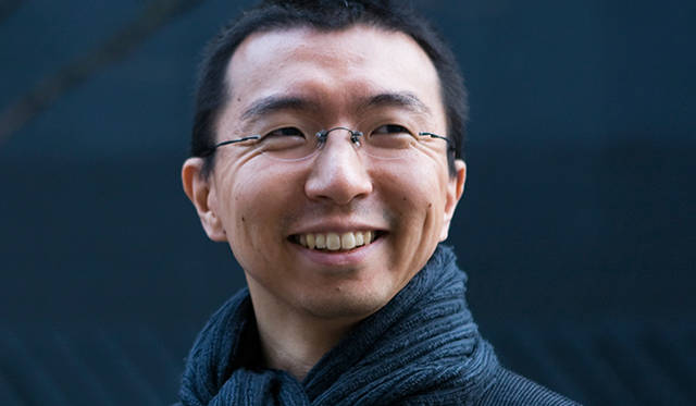 <strong>藤本壮介｜FUJIMOTO Sou</strong><br />1971年北海道生まれ。1994年東京大学工学部建築学科卒業。2000年藤本壮介建築設計事務所設立。2005年を皮切りに若手建築家の国際的な登竜門であるAR awardを3年連続で受賞し一躍注目を浴びる。2014年フランス・モンペリエ国際設計競技最優秀賞受賞。2013年ロンドンのサーペンタイン・ギャラリー・パビリオンを最年少で設計。同年、マーカス建築賞受賞。2012年、第13回ベネチア・ビエンナーレ国際建築展日本館の展示で金獅子賞受賞。主な作品に、Serpentine Gallery Pavilion 2013（2013）、House NA（2011年）、武蔵野美術大学図書館（2010年）、House N（2008年）等。主な著書に SOU FUJIMOTO RECENT PROJECT（A.D.A.EDITA Tokyo、2013年）、Sou Fujimoto Sketchboo（k Lars Müller Publishers、2012年）、藤本壮介読本（A.D.A.EDITA Tokyo、2011年）、建築が生まれるとき（王国社、2010 年）、原初的な未来の建築（現代建築家コンセプトシリーズ・INAX 出版、2008年）他。