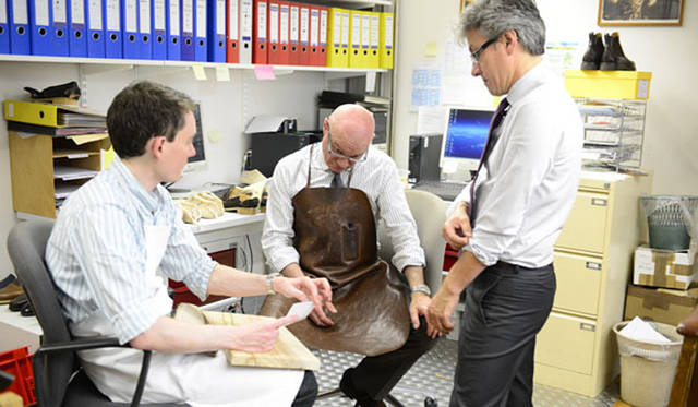 <strong>JOHN LOBB｜ジョンロブ</strong>　左から、ラ・ルヴェの担当のヒューゴ、マスターラストメーカーのフランソワ・マドニーニ、ミシェル