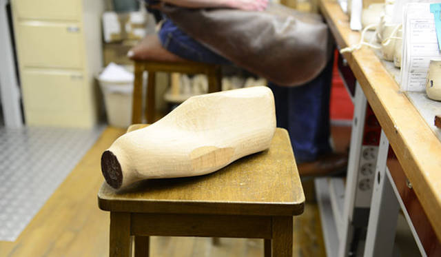 <strong>JOHN LOBB｜ジョンロブ</strong>　木型（ラスト）になるシデの木