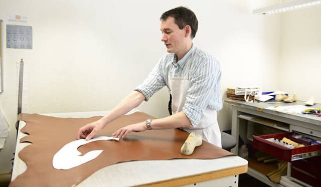 <strong>JOHN LOBB｜ジョンロブ</strong>　革のセレクトはヒューゴの担当