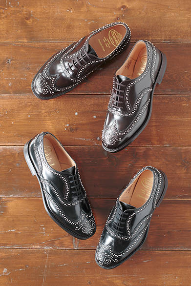 MENS & WOMEN｜シンプルなコーディネートにも、この一足をプラスするだけでエレガントなスタイルに。素材には光沢のあるガラス加工レザーを使用し、スタッズの輝きと調和する。丸みのある形状の木型ながら、履いてみるとすっきりまとまるフォルムはさすが。「Burwood S」各7万2000円（チャーチ）<br />※すべて税抜き価格