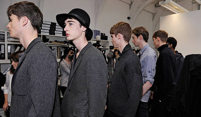 マーガレット・ハウエル2014年秋冬コレクションショーのバックステージより