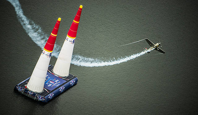 室屋義秀選手のレースのひとコマ。このゲートを抜けると同時に急上昇し、大きく旋回する。このときにパイロットにかかるのは10Gという負荷。ただし10Gを超えても失格になるので、旋回時も細心の注意が必要となる<br />Photographs by Jörg Mitter/Red Bull Content Pool