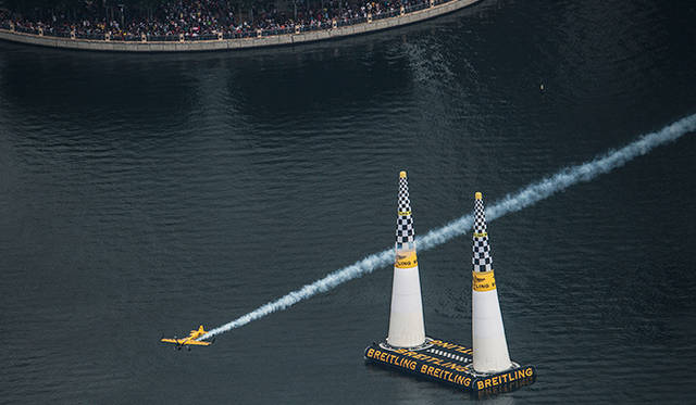 ナイジェル・ラム（ブライトリング・レーシングチーム）選手による決勝レースのスタートシーン。スタート／フィニッシュゲートはオフィシャルタイムキーパーであるブライトリングのロゴが掲げられる<br />Photographs by Jörg Mitter/Red Bull Content