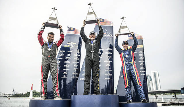 優勝を決めたナイジェル・ラム選手（中央）、2位のハンネス・アルヒ選手（左）、そしてマット・ホール選手。アルヒ選手の現在の総合ランキングは1位（30ポイント）、ホール選手5位（14ポイント）、そしてラム選手は3位（17ポイント）。今後、この順位がどう動くのか、目が離せない！<br />Photographs by Predrag Vuckovic/Red Bull Content Pool