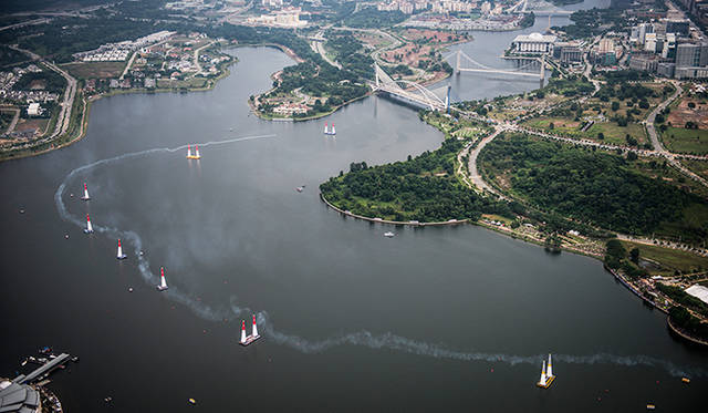 第3戦はマレーシアの行政新都市として開発中の連邦直轄領プトラジャヤで開催。コースが置かれたのは、プトラジャヤ湖だ。シケインの間隔は100～130m。1秒に100m進む飛行機を操縦し、このシケインを何事もなく通り抜けるのは並大抵の技量ではない。パイロットはピーター・ベゼネイ（ハンガリー）<br />Photographs by Jörg Mitter/Red Bull