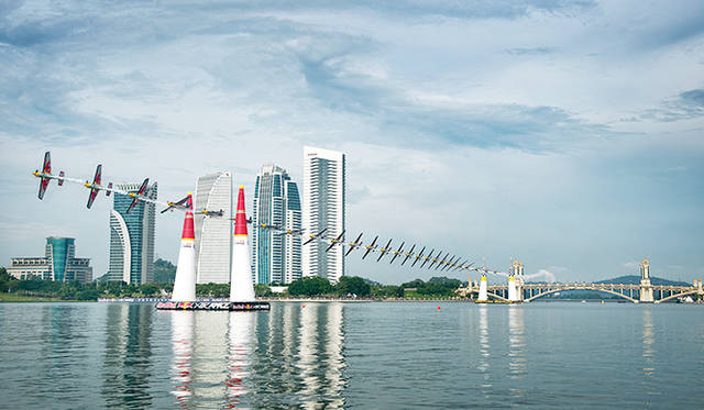 スタート／フィニッシュゲートを通り抜ける際、機体は平行。次のゲートの間に、機体を垂直にする。通り抜ける際は水平に戻し、抜けた直後に再び垂直に。この写真からこの動作がスムーズに、そして優雅に行なわれているかがわかる。パイロットはカービー・チャンブリス（USA）<br />Photographs by Predrag Vuckovic/Red Bull 