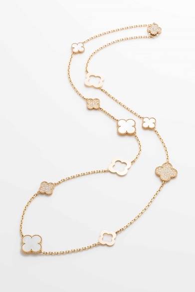 <strong>Van Cleef & Arpels｜銀座本店限定のアルハンブラ登場</strong>　ロングネックレス　594万円（税込）