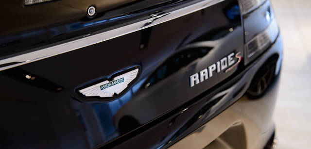 <strong>JOHN LOBB｜ジョンロブ</strong>　「Aston Martin Rapide S」力強く特徴的なフロントマスクをもつ世界でもっとも美しい4ドア・スポーツカー。今回の「JOHN LOBB FOR ASTON MARTIN」の靴のサイドラインのモチーフは、Rapide Sのプロポーションからインスパイア。普遍的な美の方程式である“黄金比”に基づいてデザインされたRapide Sのしなやかなラインが一足の靴に宿る