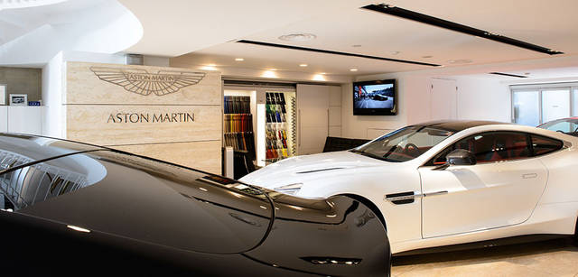 <strong>JOHN LOBB｜ジョンロブ</strong>　英国アストンマーティンラゴンダ社正規代理店「アストンマーティン赤坂」は、2003年9月に完成した新CIショールーム。2012年夏に常時6台の展示スペースを誇る2フロア・ショールームとしてリニューアルした。東京都港区赤坂4-9-25 新東洋赤坂ビル　Tel. 03-5411-2332　http://www.astonmartin-akasaka.com/