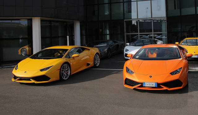 イタリア・サンタガタのランボルギーニ ミュージアム前にたたずむウラカン