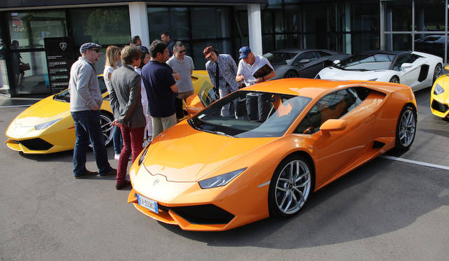 試乗前のブリーフィングを受ける一行