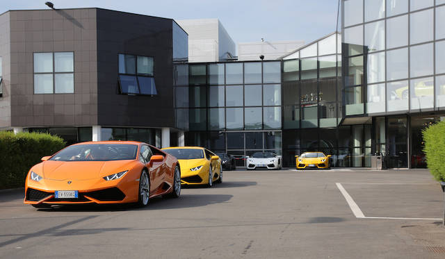 隊列を組んでサンタガタを出発。比較のため、兄貴分「アヴェンタドール」「アヴェンタドール ロードスター」も随伴する