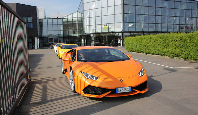 隊列を組んでサンタガタを出発。比較のため、兄貴分「アヴェンタドール」「アヴェンタドール ロードスター」も随伴する