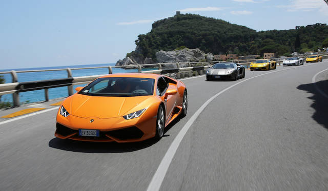 後ろの2台は兄貴分「アヴェンタドール」