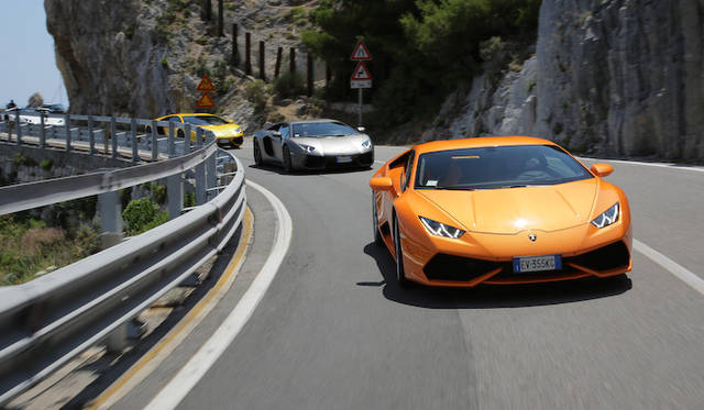 後ろの2台は兄貴分「アヴェンタドール」