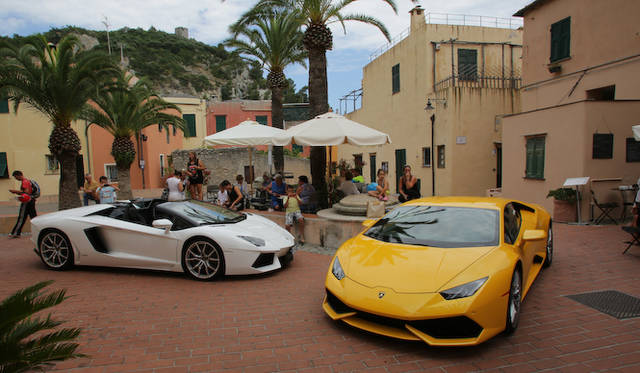 左のホワイトの車体は、アヴェンタドール ロードスター。比較すると差異がわかりやすい